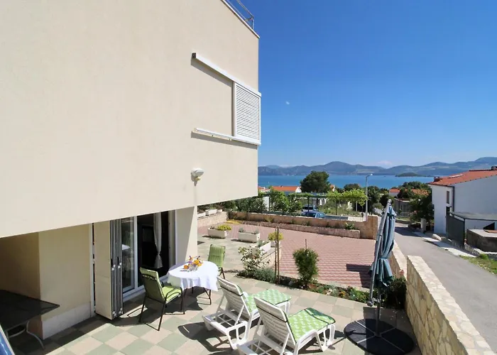 Gusti - With Terrace And Sea View Lägenhet Drače