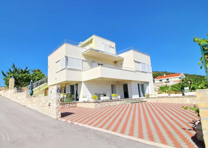 Gusti - With Terrace And Sea View Drače