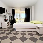 Gusti - With Terrace And Sea View * Drače
