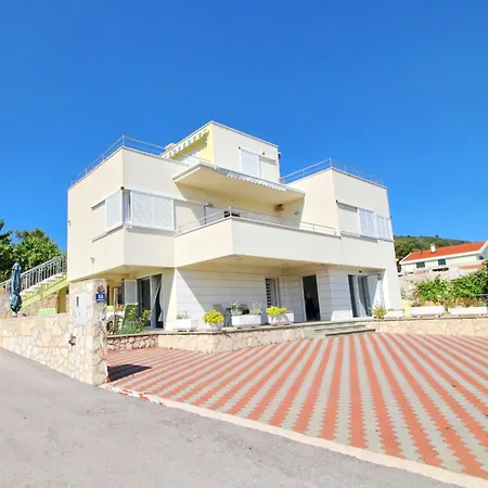 Gusti - With Terrace And Sea View Drače